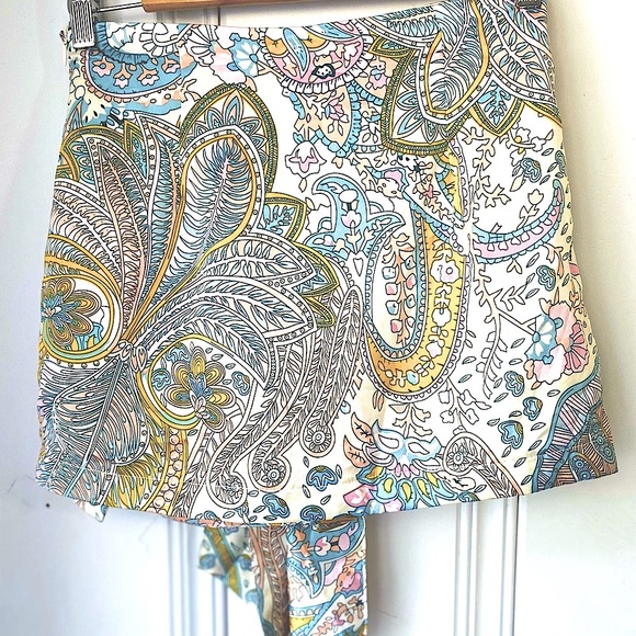 Lena -SKORT. Pastel Paisleys. Like satin material - Picture 3 of 7